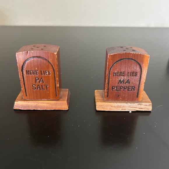 Grave Stone Salt and Pepper Shakers. - Picture 1 of 7